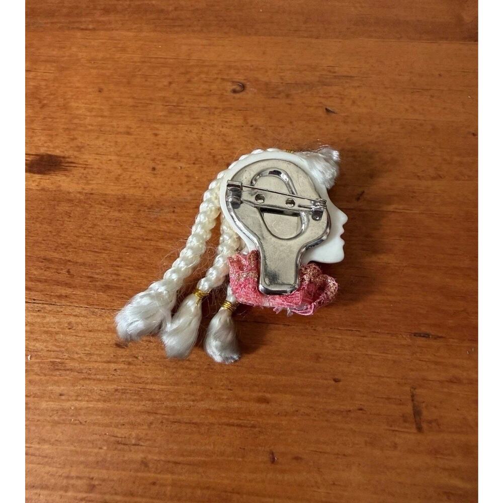 Vintage Sculpted Lady Face Profile Brooch Braided Hair Pink Scarf Figural Pin - Picture 4 of 6